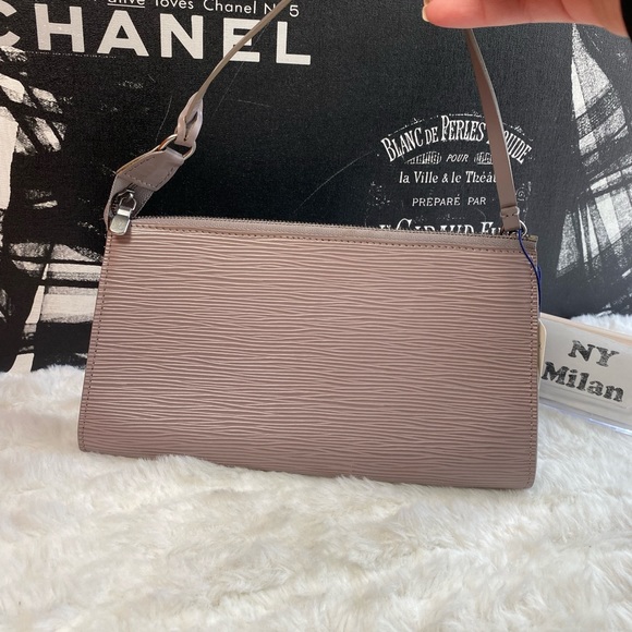 Louis Vuitton
Pochette Accessoires Epi Leather - Picture 2 of 9